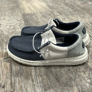 Hey Dude, big kids Wally Youth Tri Varsity. Size Y3. Navy/White/Gray. EUC